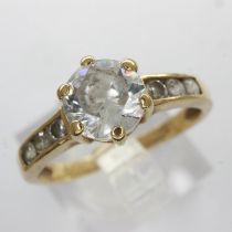 9ct gold ring set with cubic zirconia, size M/N, 2.2g. UK P&P Group 0 (£6+VAT for the first lot