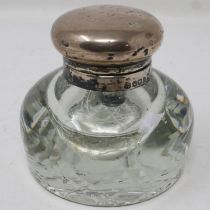 Hallmarked silver topped crystal inkwell, inner glass present but chipped. UK P&P Group 1 (£16+VAT