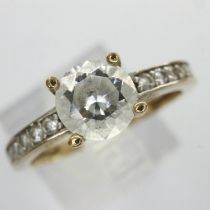 9ct gold ring set with cubic zirconia, size N, 1.9g. UK P&P Group 0 (£6+VAT for the first lot and £