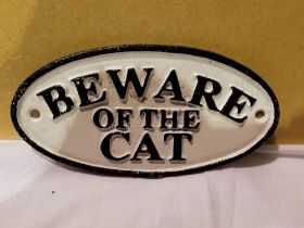 Cast iron Beware of the cat sign. W: 15 cm. UK P&P Group 1 (£16+VAT for the first lot and £2+VAT for