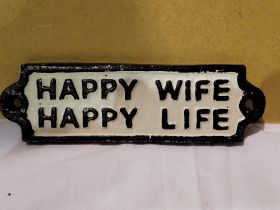 Cast iron Happy wife happy life sign. W: 15 cm. UK P&P Group 1 (£16+VAT for the first lot and £2+VAT