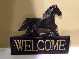 Cast iron Welcome sign. W: 15 cm. UK P&P Group 1 (£16+VAT for the first lot and £2+VAT for