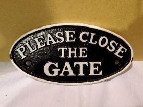 Cast iron Please close the gate sign. W:15 cm. UK P&P Group 1 (£16+VAT for the first lot and £2+