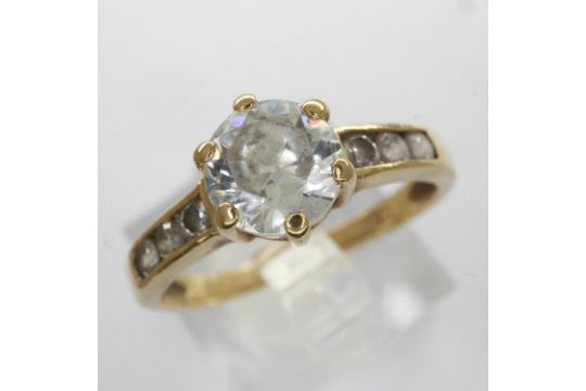 9ct gold ring set with cubic zirconia, size M/N, 2.2g. UK P&P Group 0 (£6+VAT for the first lot - Image 1 of 3