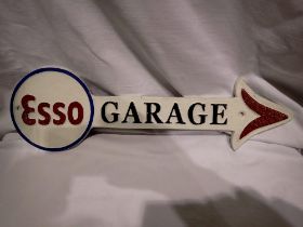 Cast iron Esso garage arrow, W: 40 cm. UK P&P Group 2 (£20+VAT for the first lot and £4+VAT for