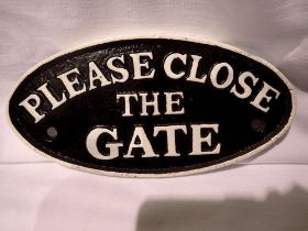 Cast iron Please close the gate sign, W: 15 cm. UK P&P Group 1 (£16+VAT for the first lot and £2+VAT