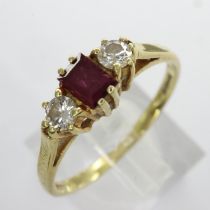 18ct gold ring set with central ruby flanked with two diamonds, size P/Q, 2.4g. UK P&P Group 0 (£6+