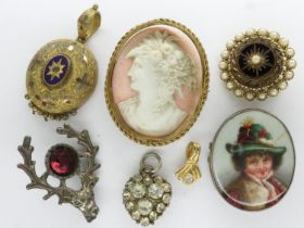 Small collection of Edwardian and vintage jewellery, mainly brooches (7). UK P&P Group 0 (£6+VAT for