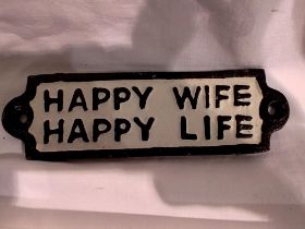 Cast iron Happy wife happy life sign, W: 15 cm. UK P&P Group 1 (£16+VAT for the first lot and £2+VAT