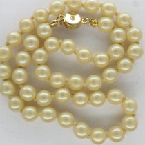 Pearl choker necklace with yellow metal clasp, boxed, L: 36 cm. UK P&P Group 0 (£6+VAT for the first