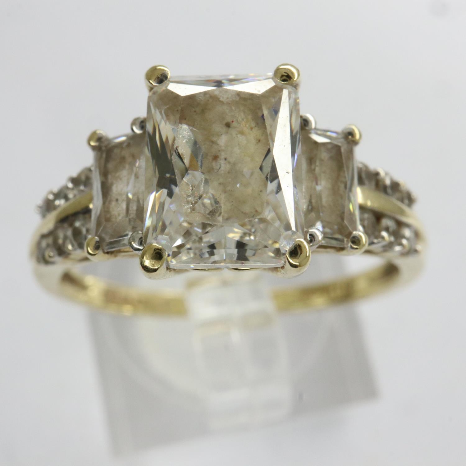 9ct gold ring set with cubic zirconia, size N, 2.8g. UK P&P Group 0 (£6+VAT for the first lot and £