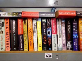 Quantity of modern paperback thrillers. Not available for in-house P&P