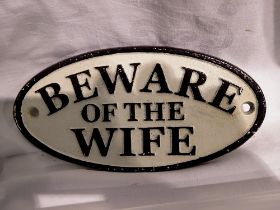 Cast iron Beware of the wife. W: 15 cm. UK P&P Group 1 (£16+VAT for the first lot and £2+VAT for