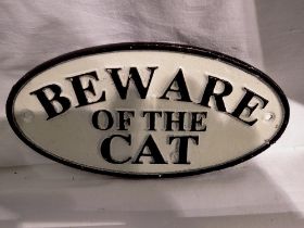 Cast iron Beware of the cat sign, W: 15 cm. UK P&P Group 1 (£16+VAT for the first lot and £2+VAT for