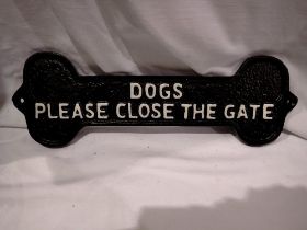 Cast iron Dogs, Please Close The Gate sign, W: 30 cm. UK P&P Group 1 (£16+VAT for the first lot