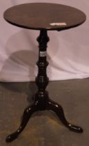 A George III mahogany tripod wine table, with turned support, H: 63 cm, D: 36 cm.
