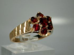 9ct gold garnet set cluster ring, size M, 3.1g. UK P&P Group 0 (£6+VAT for the first lot and £1+