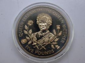 1995 Queen Mother Guernsey five pound silver coin, mint condition. UK P&P Group 0 (£6+VAT for the