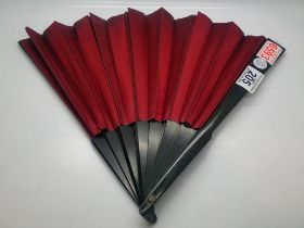 Ebony and silk hand fan. UK P&P Group 1 (£16+VAT for the first lot and £2+VAT for subsequent lots)