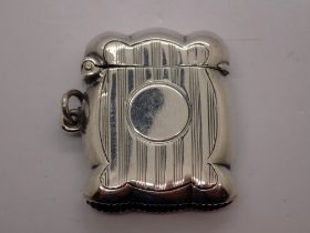 Shaped hallmarked silver vesta case with jump-ring, Birmingham assay, H: 40 mm, 17g. UK P&P Group