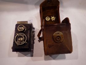 Zeiss Ikon Ikoflex TLR, in a leather Rolleiflex case. UK P&P Group 1 (£16+VAT for the first lot