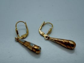 Pair of 9ct gold two tone drop earrings, 1.3g. UK P&P Group 0 (£6+VAT for the first lot and £1+VAT