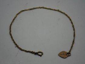 9ct gold fine link bracelet with 9ct gold padlock charm, L: 18 cm, 0.6g. UK P&P Group 0 (£6+VAT