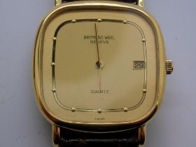 RAYMOND WEIL: Geneve gents quartz wristwatch in an 18ct gold electroplated case with date aperture