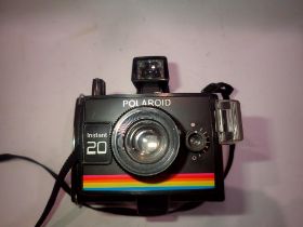 Polaroid Instant 20 camera with instruction booklet. UK P&P Group 2 (£20+VAT for the first lot