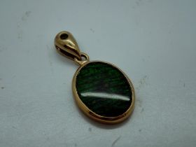 14ct gold pendant set with opalescent stone, H: 30 mm, 3.5g. UK P&P Group 0 (£6+VAT for the first