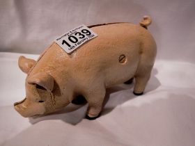 Cast iron piggy bank, L: 15 cm. UK P&P Group 1 (£16+VAT for the first lot and £2+VAT for