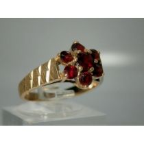 9ct gold garnet set cluster ring, size M, 3.1g. UK P&P Group 0 (£6+VAT for the first lot and £1+