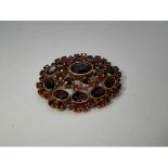 8ct gold garnet set oval brooch, L: 35 mm, 7.0g. UK P&P Group 0 (£6+VAT for the first lot and £1+VAT