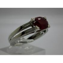 Contemporary 18ct white gold ring, set with a large ruby flanked by baguette-cut diamond