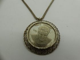 Elvis Presley coin pendant necklace, chain L: 76 cm. UK P&P Group 1 (£16+VAT for the first lot