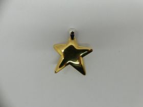 18ct white and yellow gold star form pendant, H: 35 mm, 2.8g. UK P&P Group 0 (£6+VAT for the first