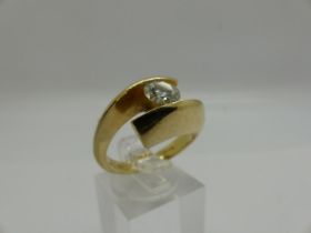 14ct gold solitaire ring set with diamond, size N/O, 7.5g. UK P&P Group 0 (£6+VAT for the first