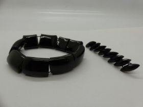 Jet bracelet and brooch, largest L: 18 cm. UK P&P Group 1 (£16+VAT for the first lot and £2+VAT