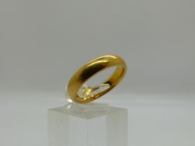 22ct gold wedding band, size L/M, 5.6g. UK P&P Group 0 (£6+VAT for the first lot and £1+VAT for