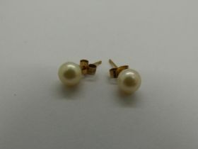 9ct gold mounted pearl stud earrings, 1.4g. UK P&P Group 0 (£6+VAT for the first lot and £1+VAT