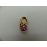 14ct gold pendant set with pink tourmaline and opal, H: 29 mm, 5.0g. UK P&P Group 0 (£6+VAT for