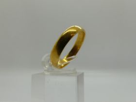 22ct gold wedding band with a 9ct gold size adjuster, size T/U, ring 5.0g. UK P&P Group 0 (£6+VAT