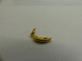 18ct gold banana form pendant, H: 25 mm, 0.9g. UK P&P Group 0 (£6+VAT for the first lot and £1+VAT