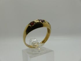 9ct gold trilogy ring set with garnets, size T, 2.9g. UK P&P Group 0 (£6+VAT for the first lot