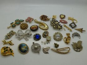 Quantity of mixed brooches, mainly stone set examples. UK P&P Group 1 (£16+VAT for the first lot and