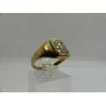 9ct gold signet ring set with cubic zirconia, size O, 2.5g. UK P&P Group 0 (£6+VAT for the first lot