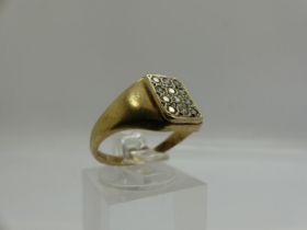 9ct gold signet ring set with cubic zirconia, size O, 2.5g. UK P&P Group 0 (£6+VAT for the first lot