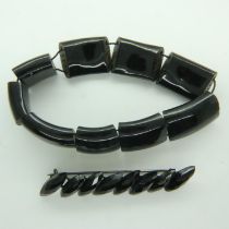 Jet bracelet and brooch, largest L: 18 cm. UK P&P Group 1 (£16+VAT for the first lot and £2+VAT