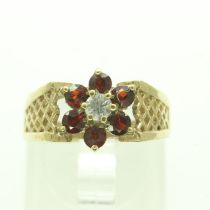 9ct gold ring set with garnet and topaz. Size K, 2.7g. UK P&P Group 0 (£6+VAT for the first lot