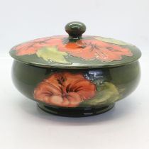 Moorcroft covered powder bowl in the Hibiscus pattern, D: 15 cm, no cracks or chips. UK P&P Group